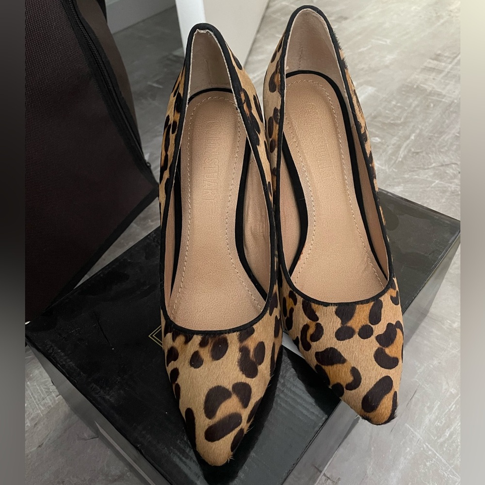 Colin Stuart leopard pumps (size 6.5B)